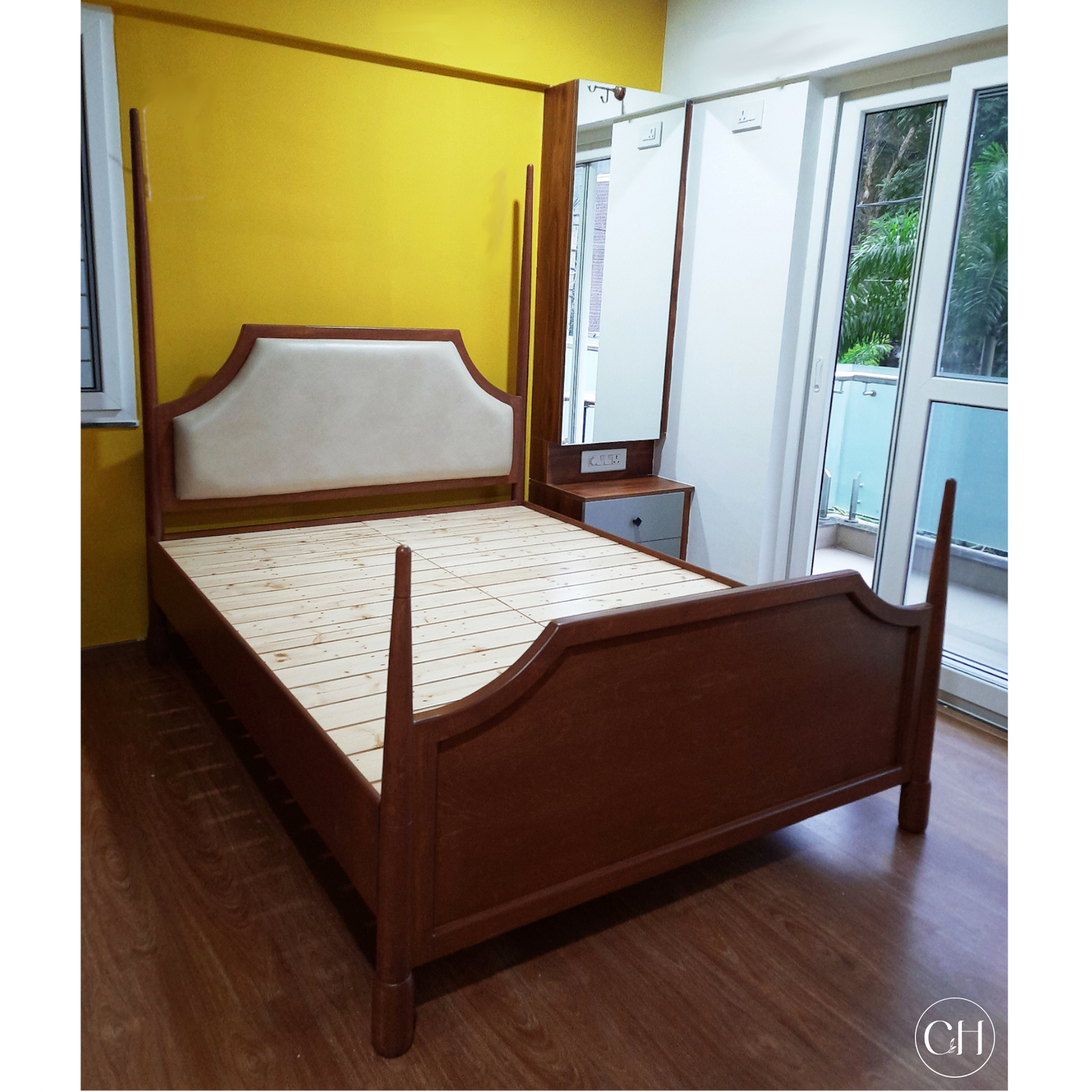 CustHum - 4-poster bed with upholstered headboard (side view)