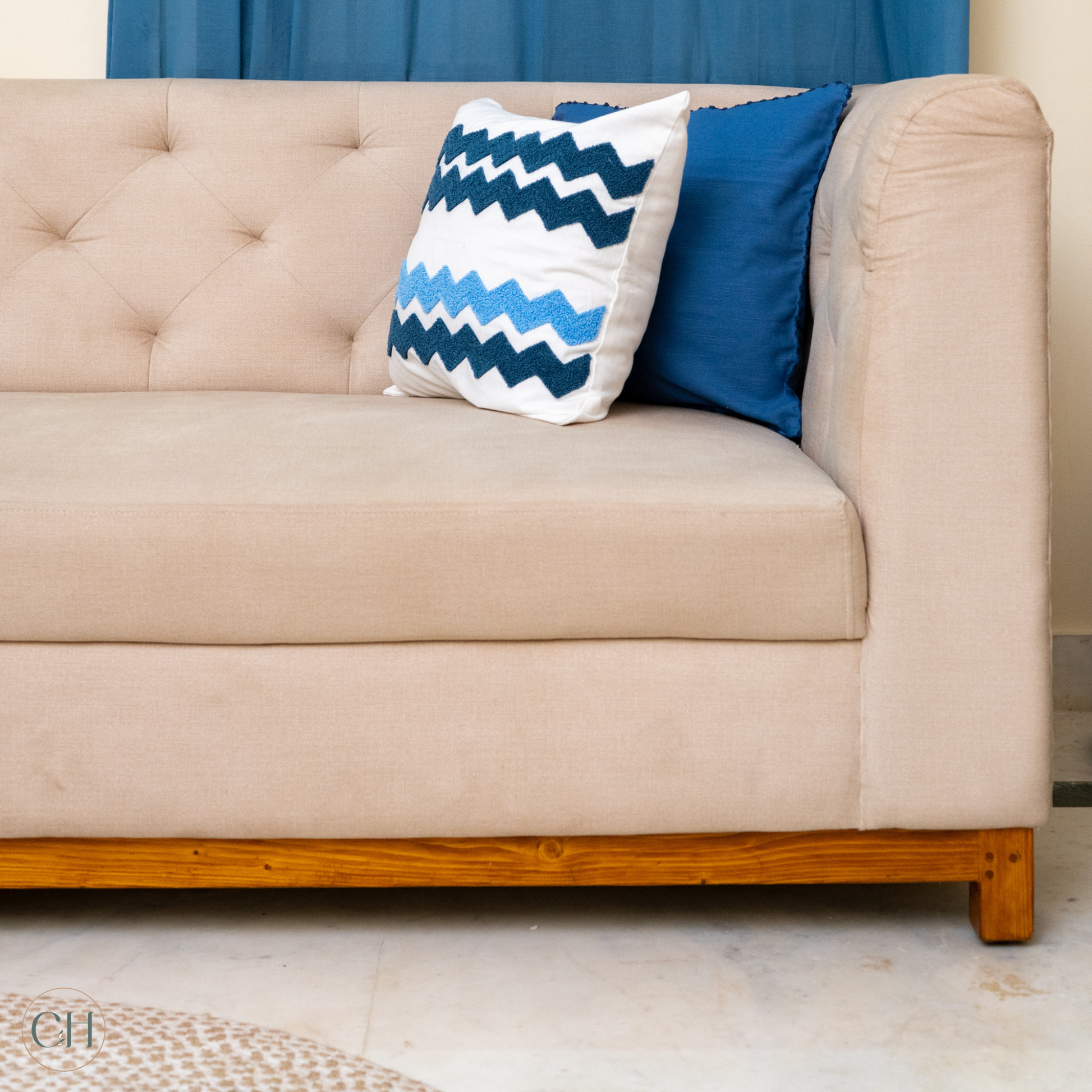 CustHum - Upholstered sofa in beige with hand-tufting with blue cushions (detailed view)