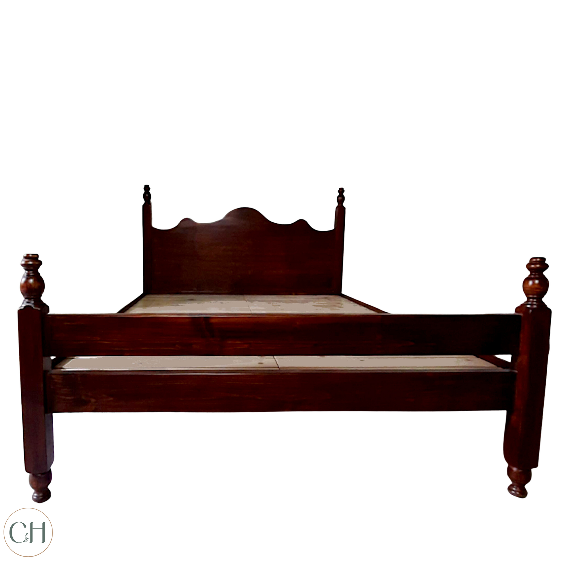Diana - Farmhouse-style Poster Bed with Arched Headboard (front view, againts white background))