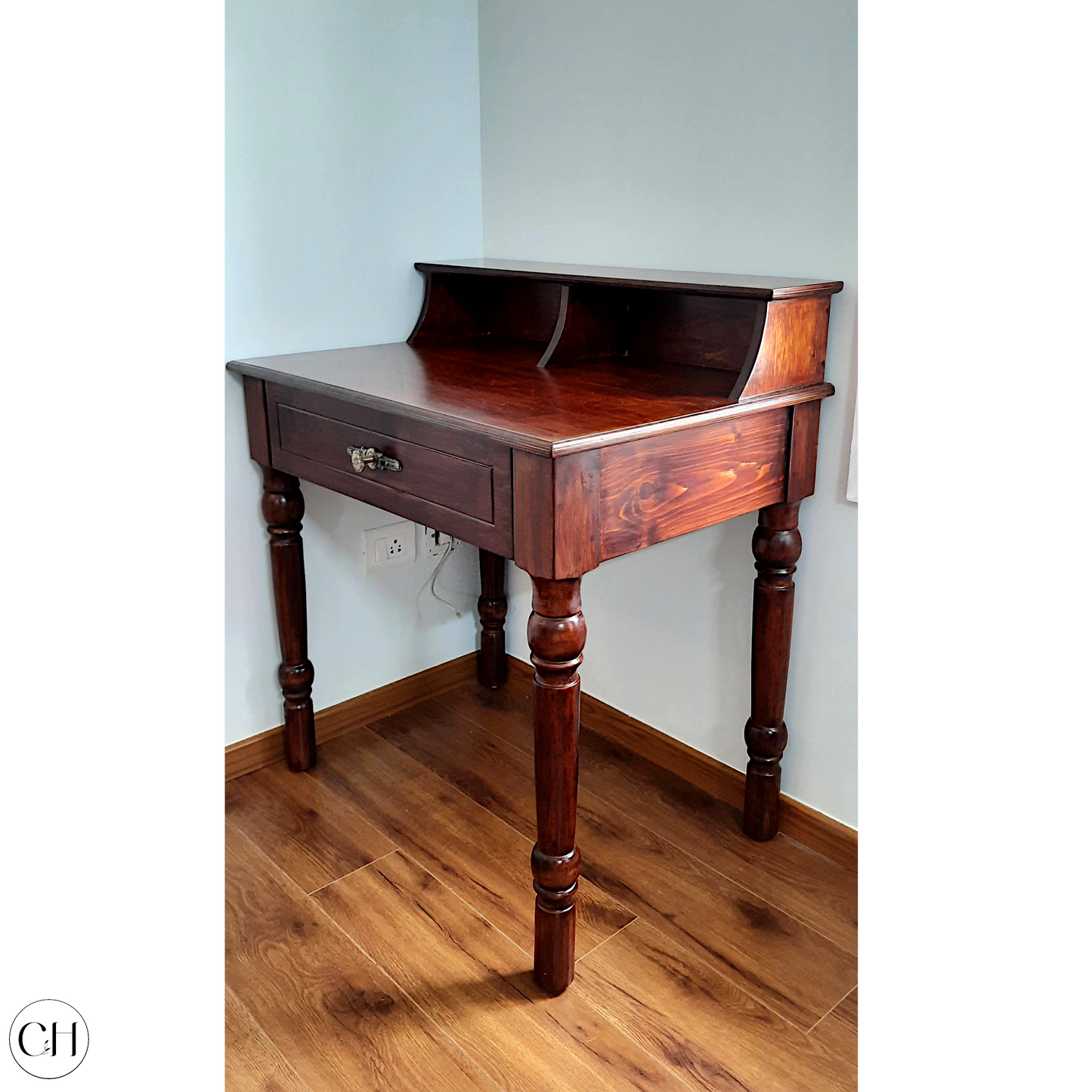 Mira - Vintage-style Writing Desk - CustHum