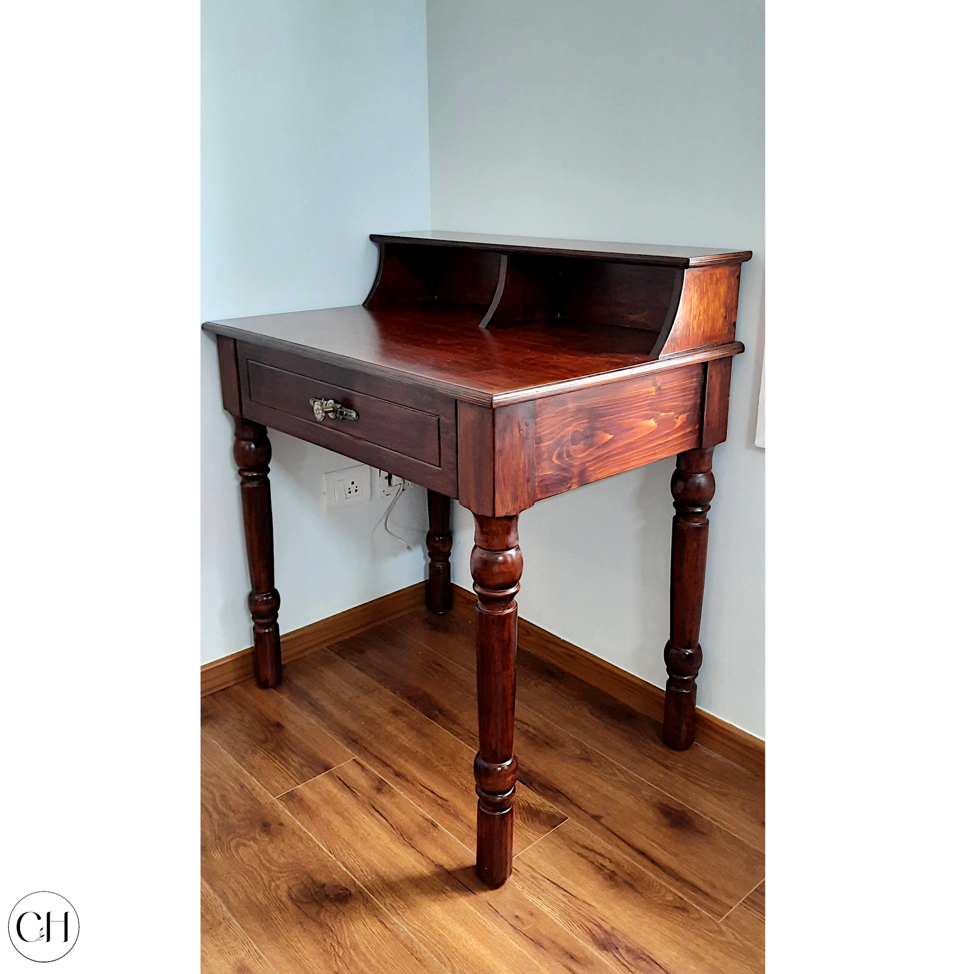 Mira - Vintage-style Writing Desk - CustHum