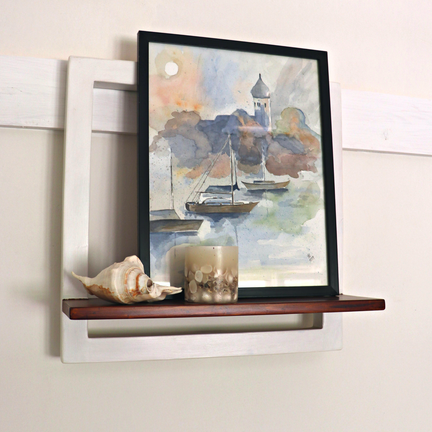 CustHum - Picture frame-type shelf with decorative items placed on it