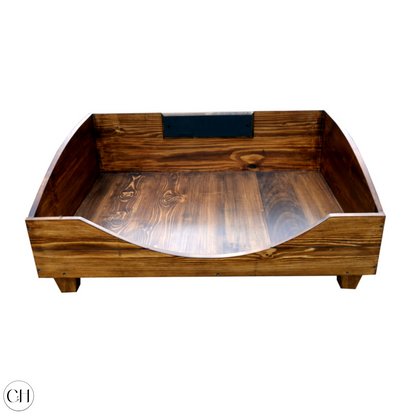 CustHum - Wooden dog bed with blackboard nameplate on the back panel (front)