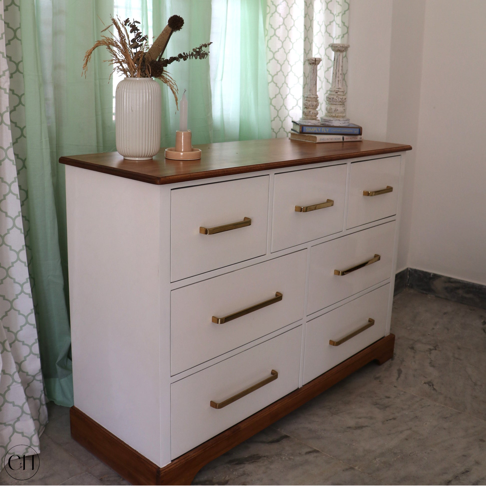 CustHum-Wisteria - rustic-modern chest of drawers in two-tone white-and-wood finish, brass-coated handles (ISO)